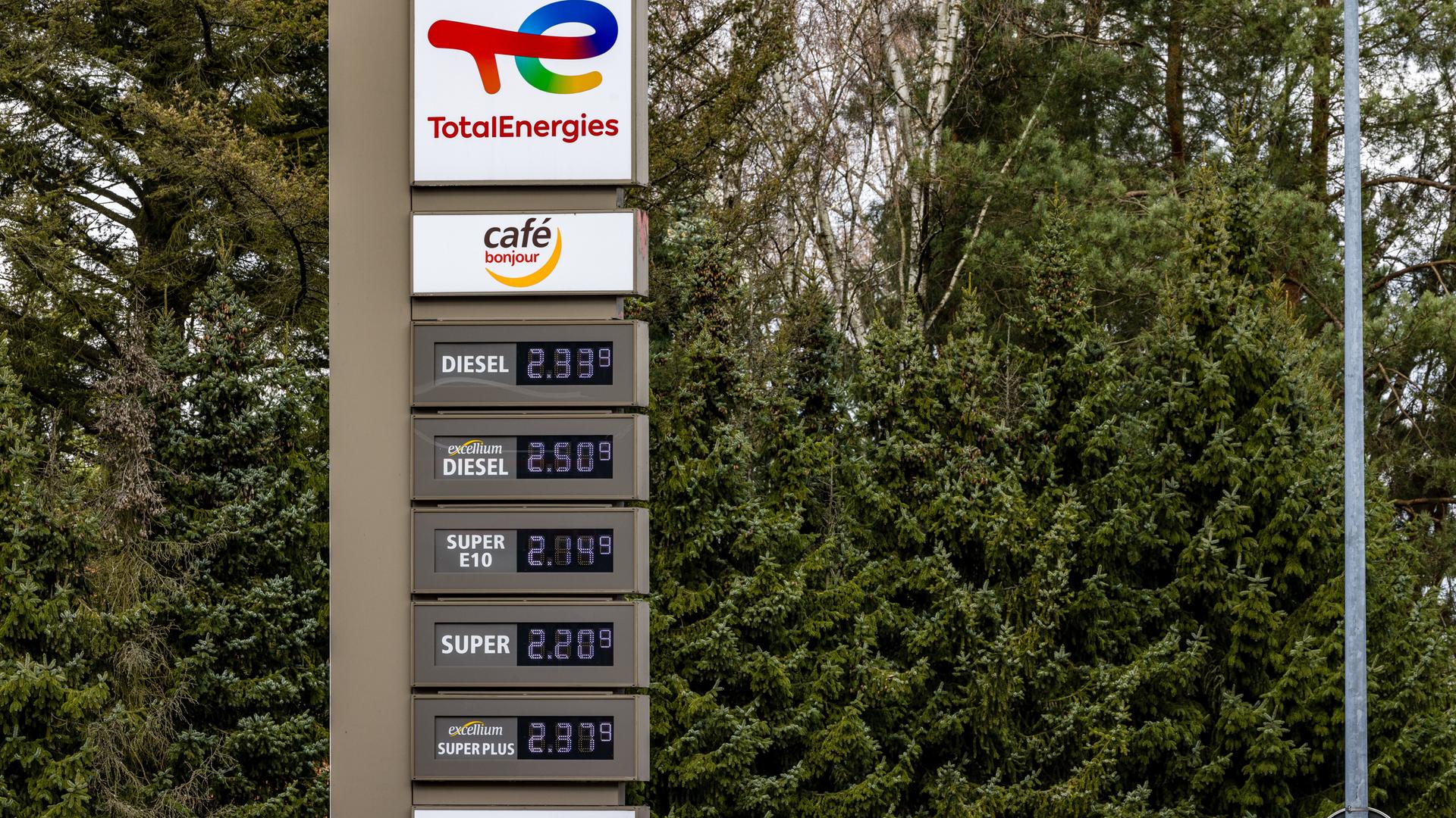 Die Anzeigesäule einer Tankstelle wenige Minuten nach 12 Uhr. 