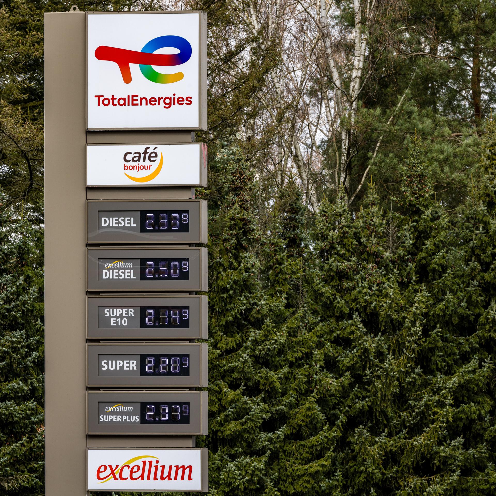 Die Anzeigesäule einer Tankstelle wenige Minuten nach 12 Uhr. 