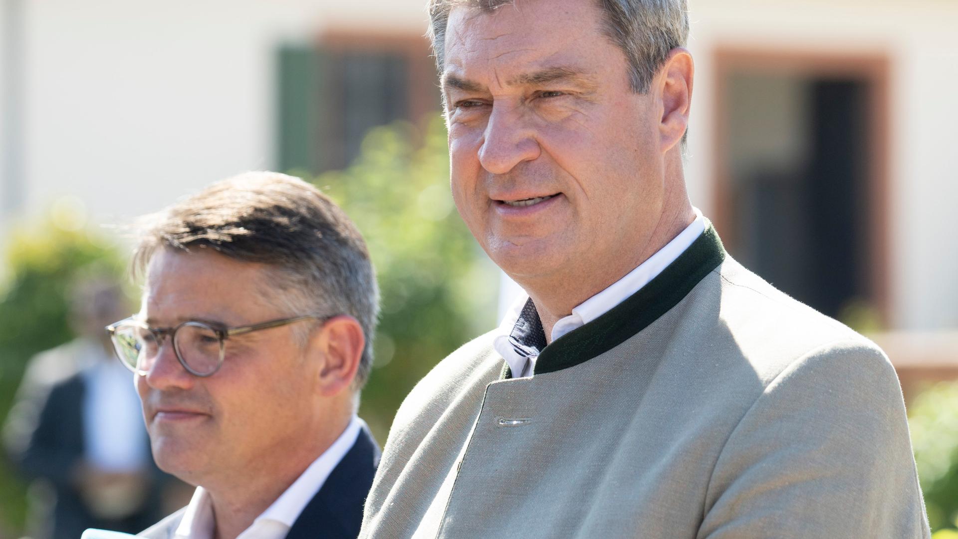 Boris Rhein (CDU), Ministerpräsident von Hessen, und Markus Söder (CSU), Ministerpräsident von Bayern, bei einem gemeinsamen Wahlkampfauftritt im hessischen Seligenstadt.