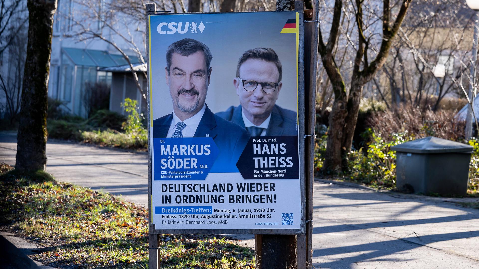 Auf einem Wahlplakat der CSU in München sind Kandidat Hans Theiss und der bayerische Ministerpräsident Markus Söder zu sehen, darunter der Slogan "Deutschland wieder in Ordnung bringen." 