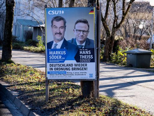 Auf einem Wahlplakat der CSU in München sind Kandidat Hans Theiss und der bayerische Ministerpräsident Markus Söder zu sehen, darunter der Slogan "Deutschland wieder in Ordnung bringen." 