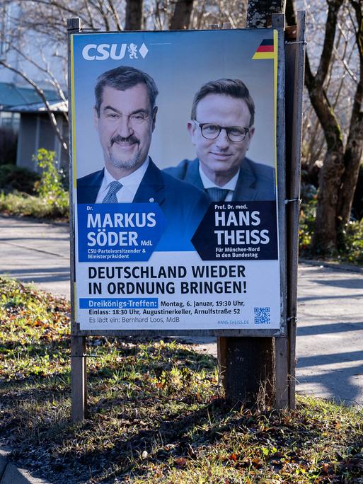 Auf einem Wahlplakat der CSU in München sind Kandidat Hans Theiss und der bayerische Ministerpräsident Markus Söder zu sehen, darunter der Slogan "Deutschland wieder in Ordnung bringen." 