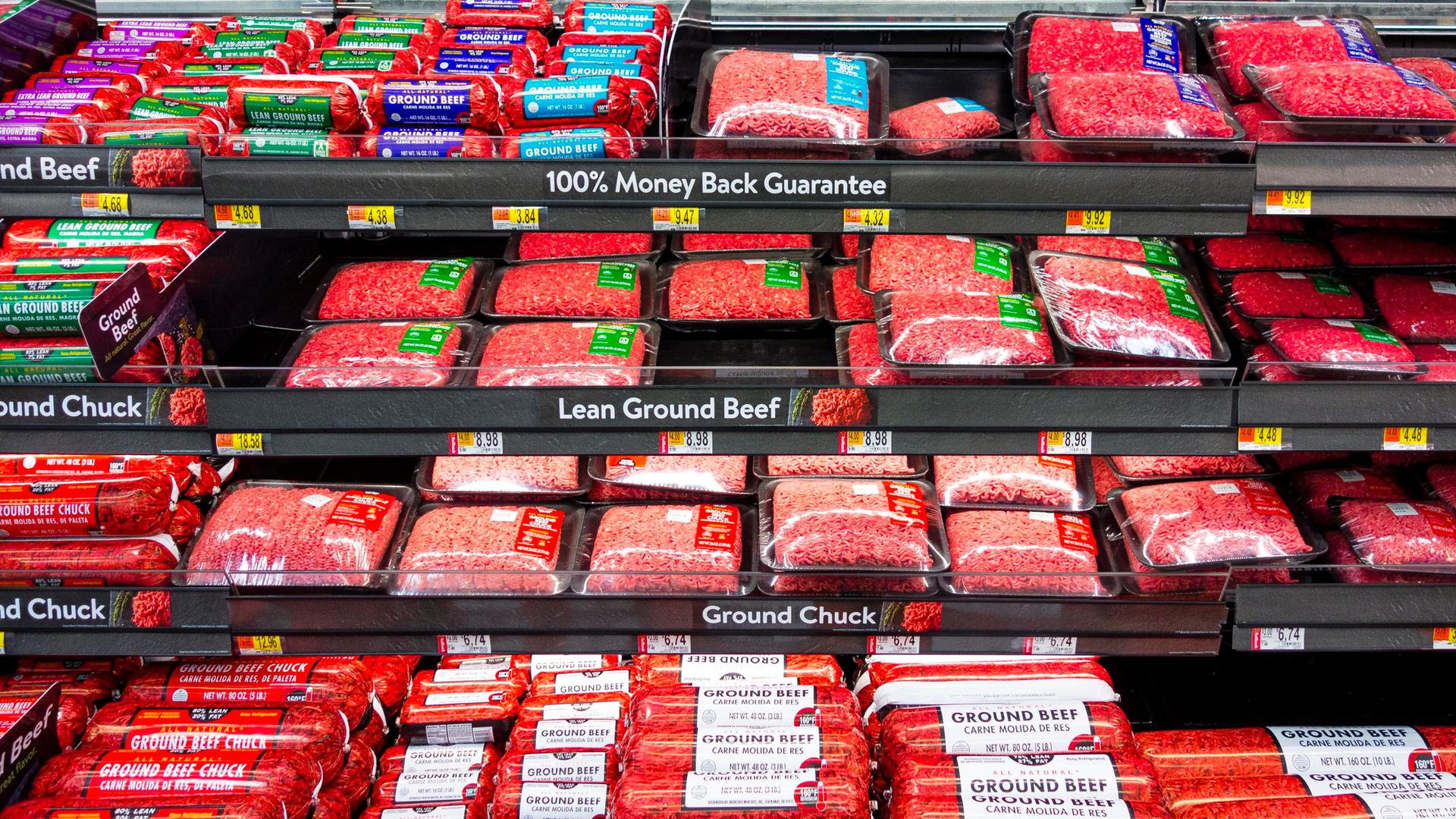 Ein volles Regal mit eingeschweißtem Hackfleisch im US-Supermarkt Walmart Ein volles Regal mit eingeschweißtem Hackfleisch im US-Supermarkt Walmart