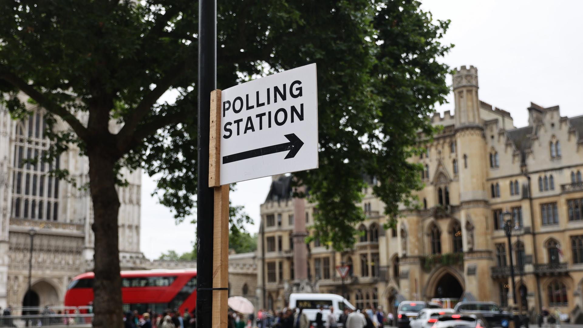 Ein Schild mit der Aufschrift "Polling Station" in London