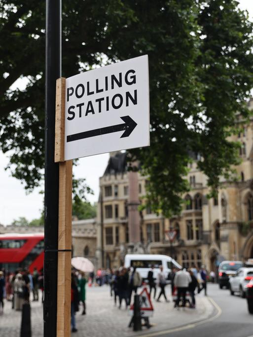 Ein Schild mit der Aufschrift "Polling Station" in London