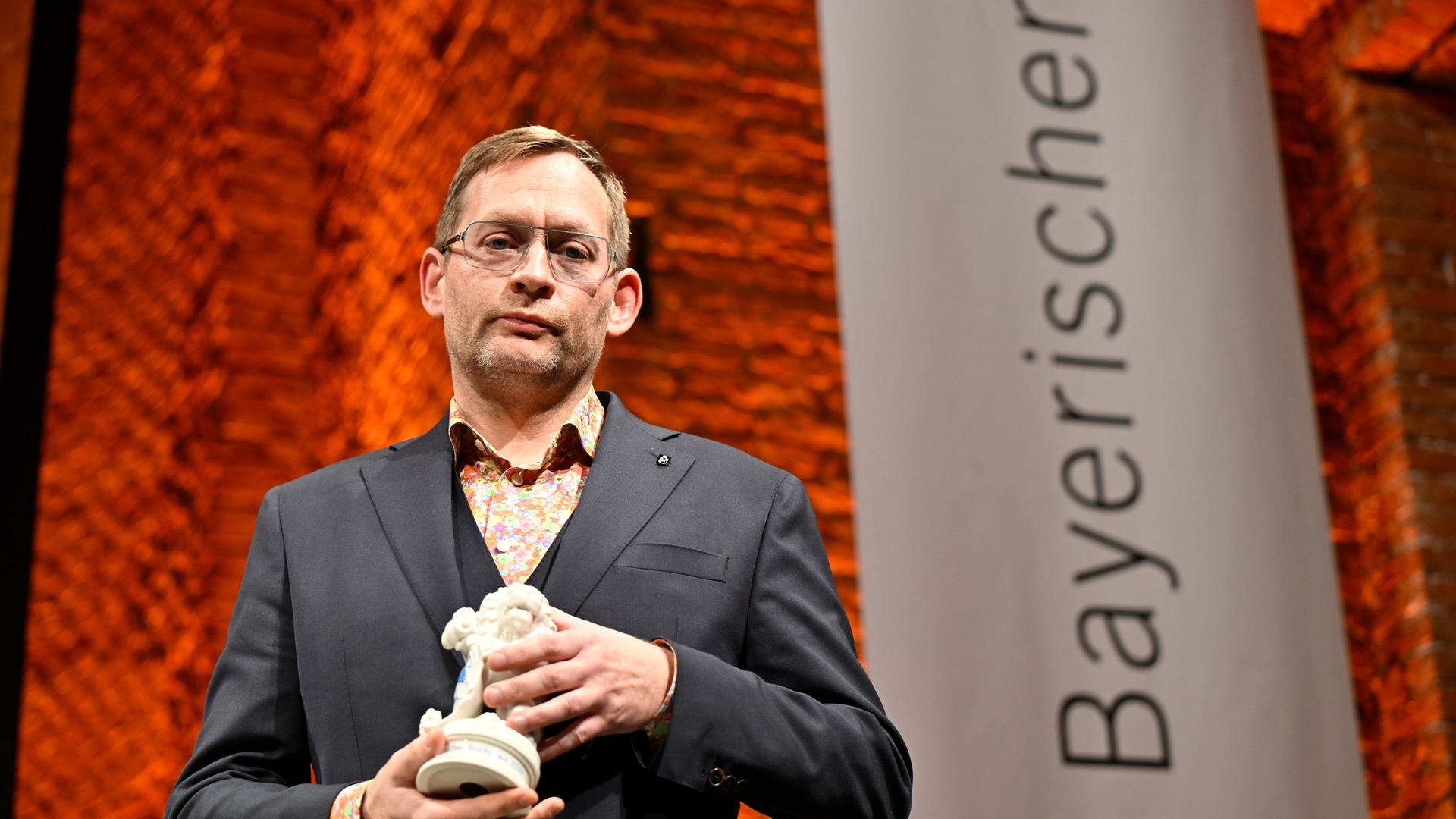 Der Schriftsteller Clemens Meyer, Sieger in der Kategorie Belletristik steht während der Verleihung des Bayerischen Buchpreises auf der Bühne der Allerheiligen-Hofkirche der Residenz.