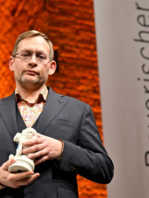 Der Schriftsteller Clemens Meyer, Sieger in der Kategorie Belletristik steht während der Verleihung des Bayerischen Buchpreises auf der Bühne der Allerheiligen-Hofkirche der Residenz.