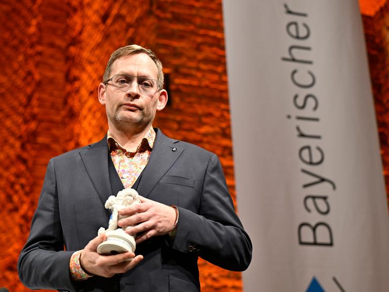 Der Schriftsteller Clemens Meyer, Sieger in der Kategorie Belletristik steht während der Verleihung des Bayerischen Buchpreises auf der Bühne der Allerheiligen-Hofkirche der Residenz.