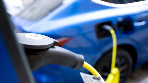 Ein Elektroauto steht an einer Ladesäule.