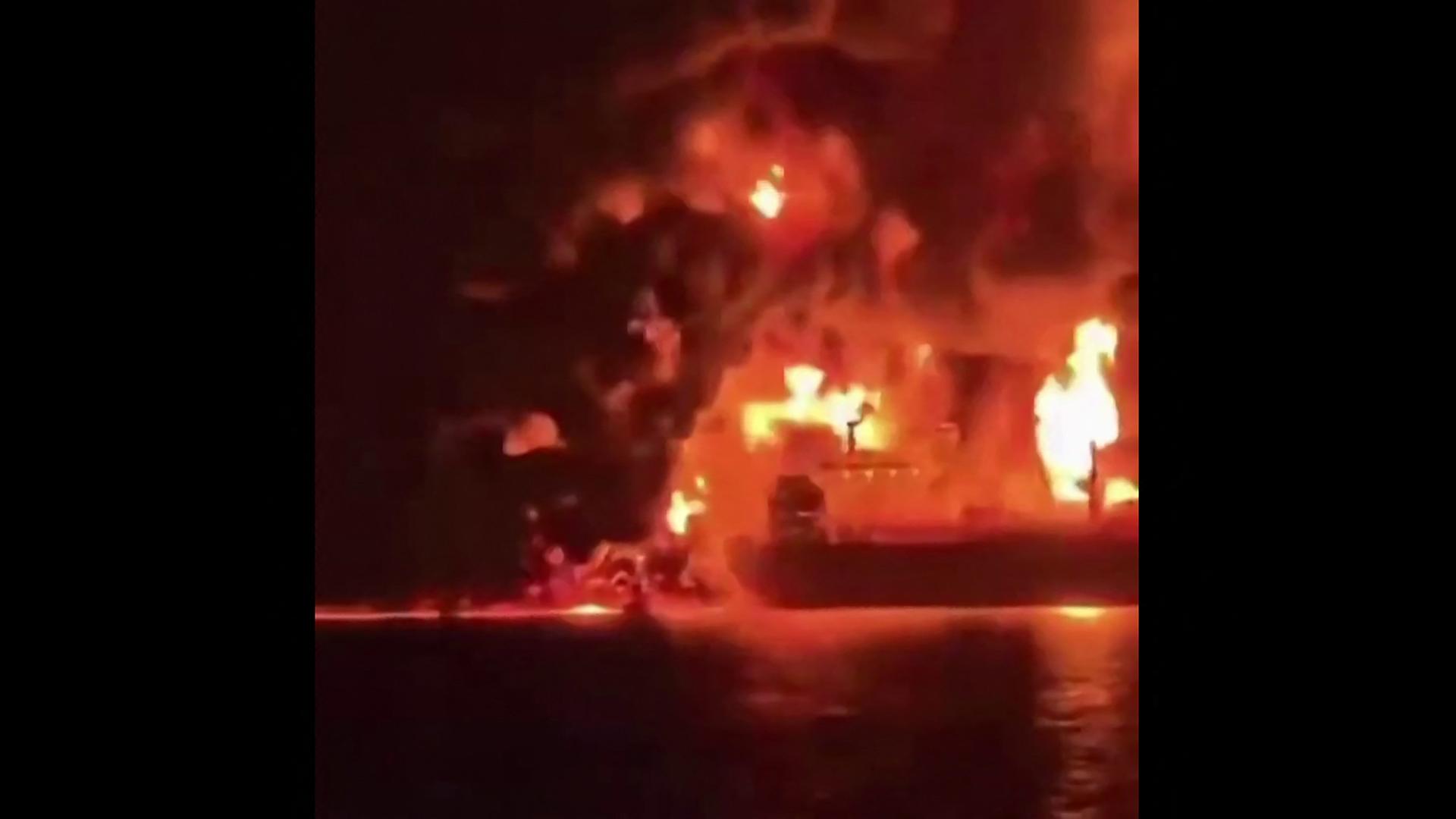 Der Bildausschnitt aus einem Video zeigt zwei brennende Tanker vor der Küste des Irak.