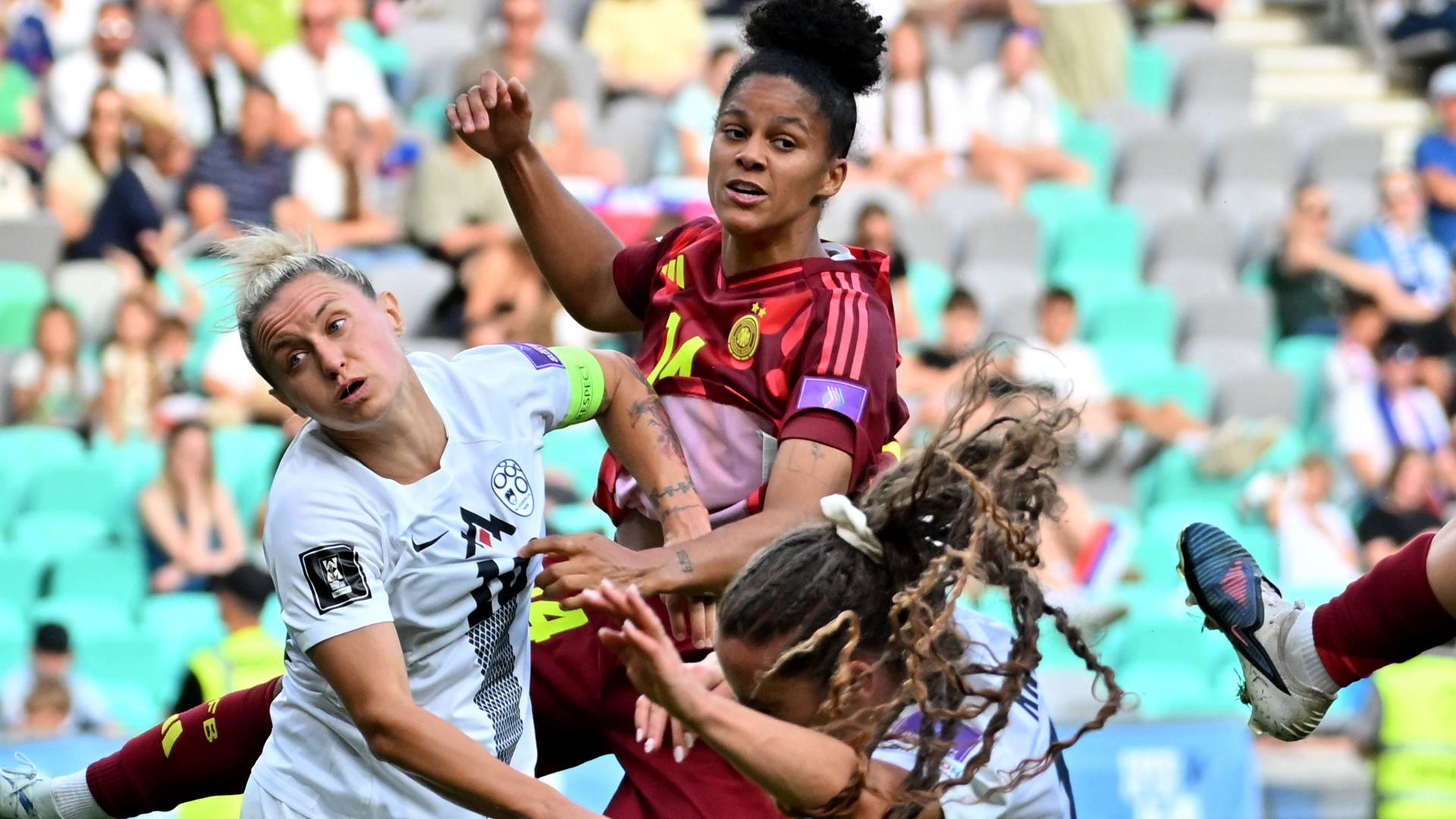 Die deutsche Fußball-Nationalspielerin Shekiera Martinez im Kopfballduell mit Gegenspielerinnen Die deutsche Fußball-Nationalspielerin Shekiera Martinez im Kopfballduell mit Gegenspielerinnen