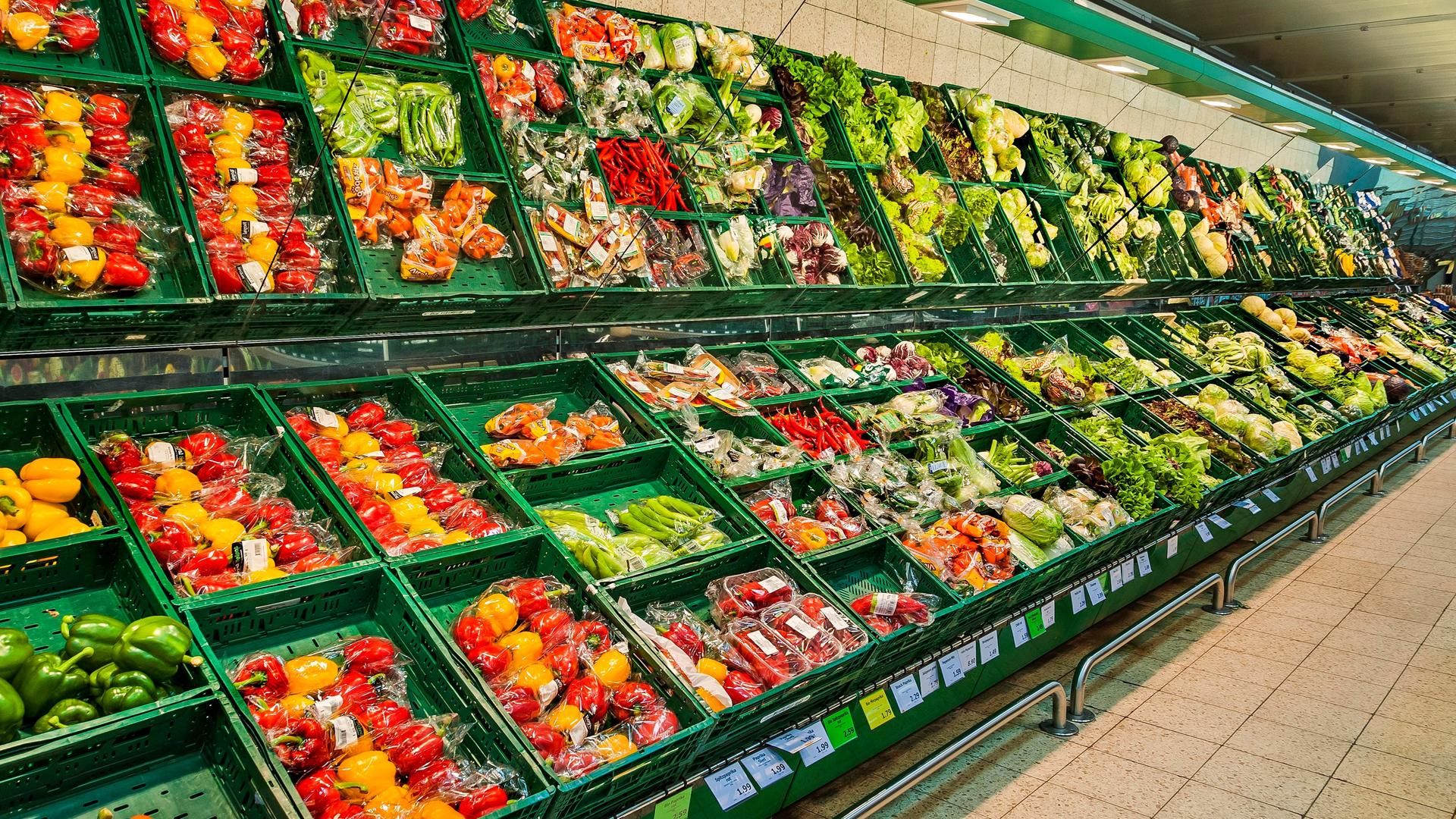 Regal mit verpacktem Gemüse im Supermarkt, München