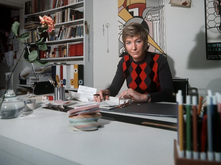 Carmen Thomas im Januar 1973 an ihrem Schreibtisch. Als erste Frau wird die 26jährige Journalistin am 3. Februar 1973 das bislang von Männern dominierte ZDF-Sportstudio moderieren.