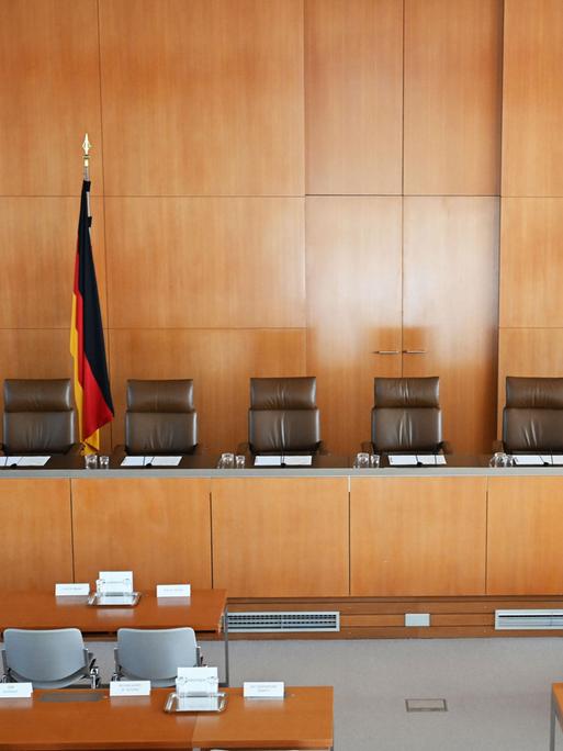 Der Sitzungsaal des Bundesverfassungsgericht, aufgenommen vor einer Urteilsverkündung. Der Sitzungsaal des Bundesverfassungsgericht, aufgenommen vor einer Urteilsverkündung.