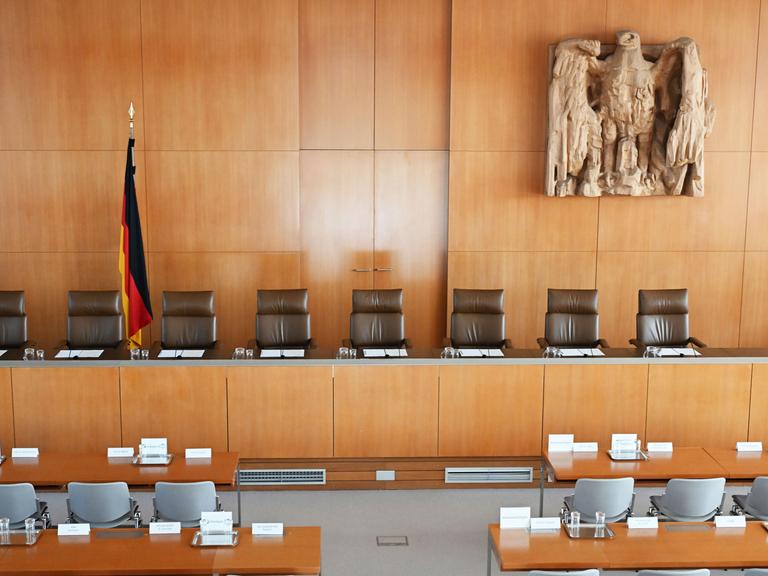 Der Sitzungsaal des Bundesverfassungsgericht, aufgenommen vor einer Urteilsverkündung.