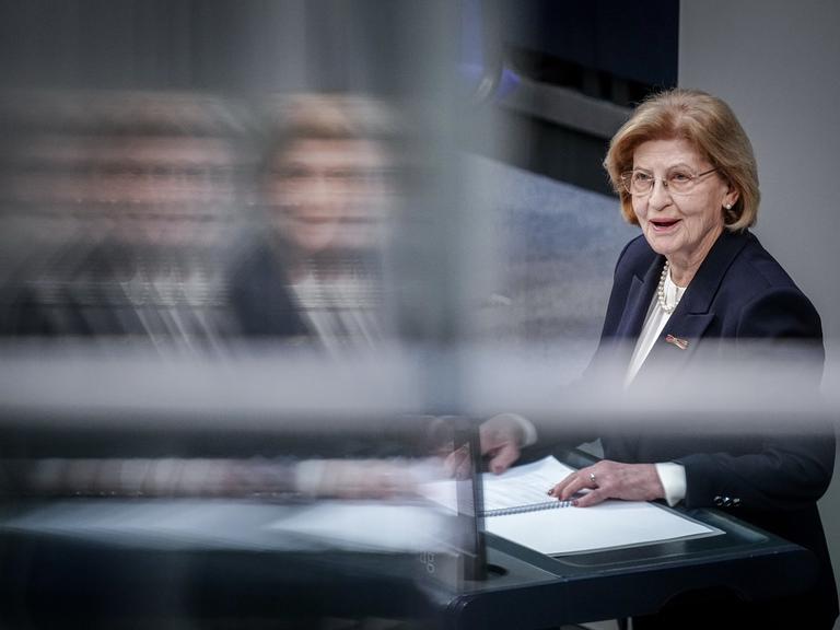 Die Holocaust-Überlebende Eva Szepesi spricht bei der Gedenkstunde des Deutschen Bundestages zum Tag des Gedenkens an die Opfer des Nationalsozialismus. 