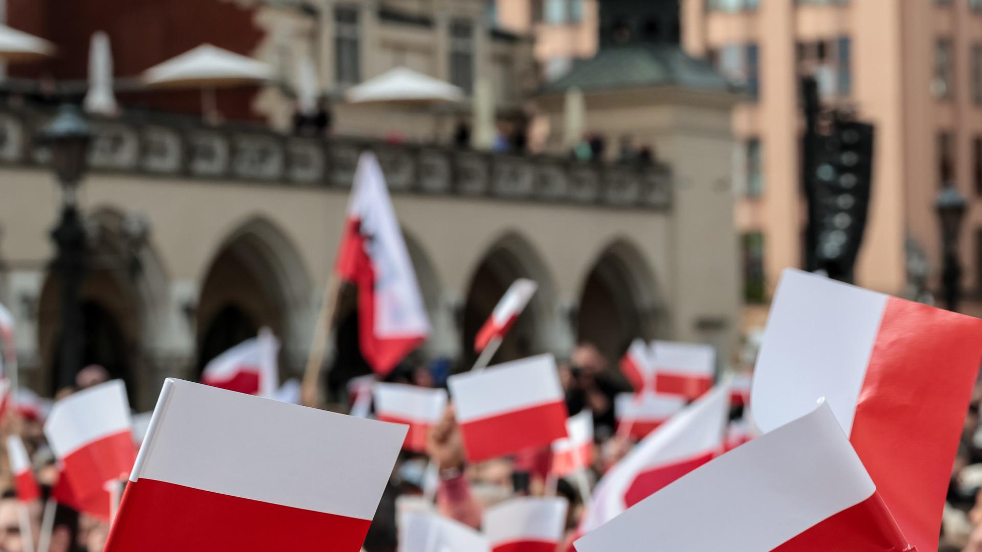 Anhänger von Rafal Trzaskowski, Bürgermeister von Warschau und Präsidentschaftskandidat, schwenken während der Wahlkundgebung auf dem Hauptmarkt polnische Flaggen. Anhänger von Rafal Trzaskowski, Bürgermeister von Warschau und Präsidentschaftskandidat, schwenken während der Wahlkundgebung auf dem Hauptmarkt polnische Flaggen.