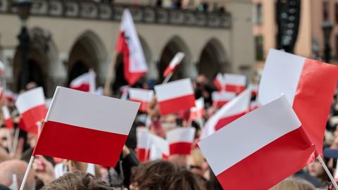Anhänger von Rafal Trzaskowski, Bürgermeister von Warschau und Präsidentschaftskandidat, schwenken während der Wahlkundgebung auf dem Hauptmarkt polnische Flaggen. 