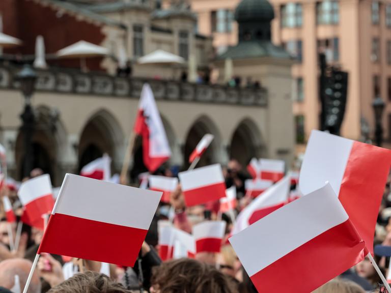 Anhänger von Rafal Trzaskowski, Bürgermeister von Warschau und Präsidentschaftskandidat, schwenken während der Wahlkundgebung auf dem Hauptmarkt polnische Flaggen. 