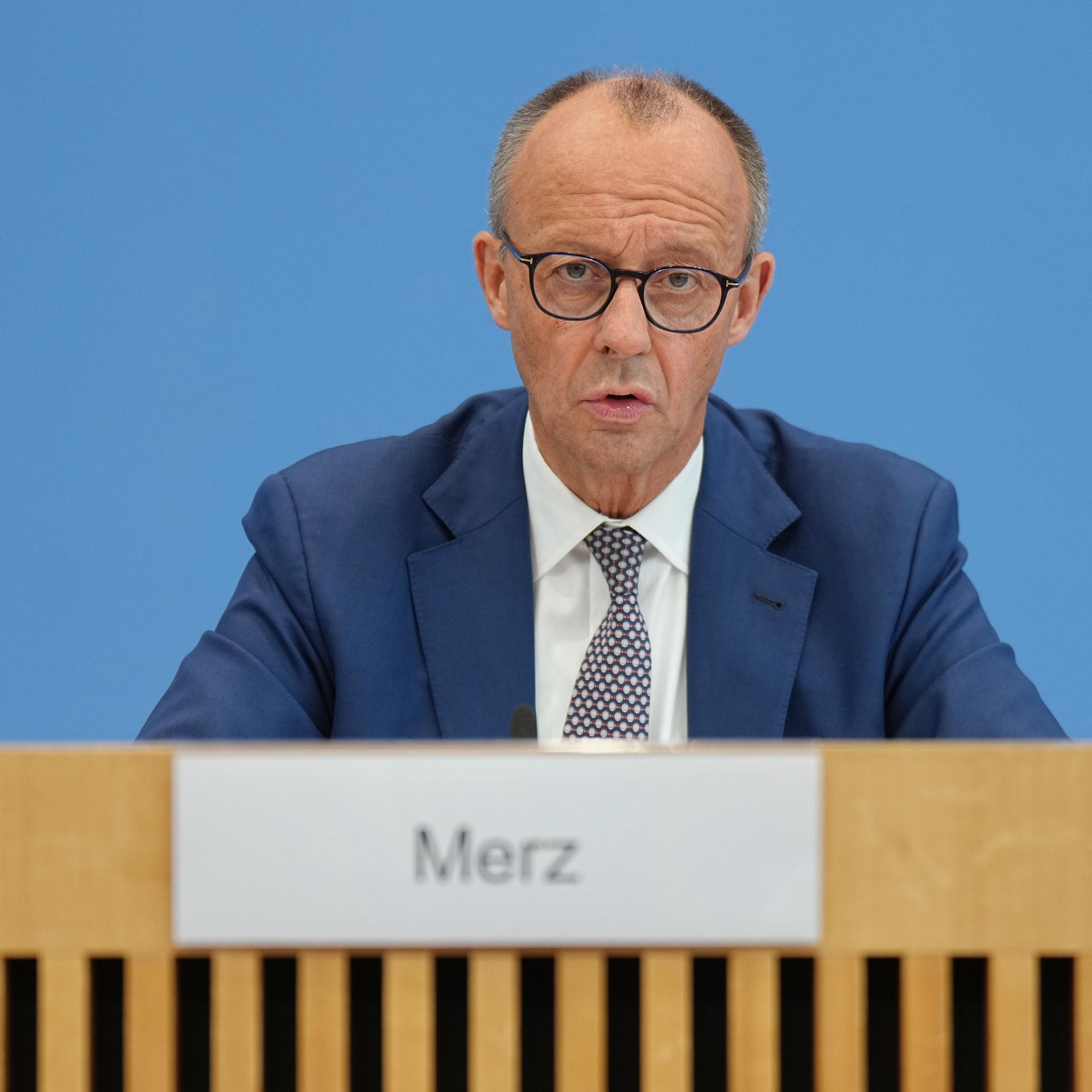 Berlin: Bundeskanzler Friedrich Merz (CDU) sitzt bei seiner Sommer-Pressekonferenz in der Bundespressekonferenz. 