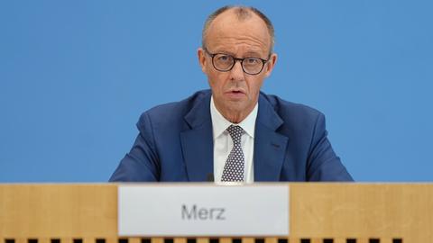 Berlin: Bundeskanzler Friedrich Merz (CDU) sitzt bei seiner Sommer-Pressekonferenz in der Bundespressekonferenz. 