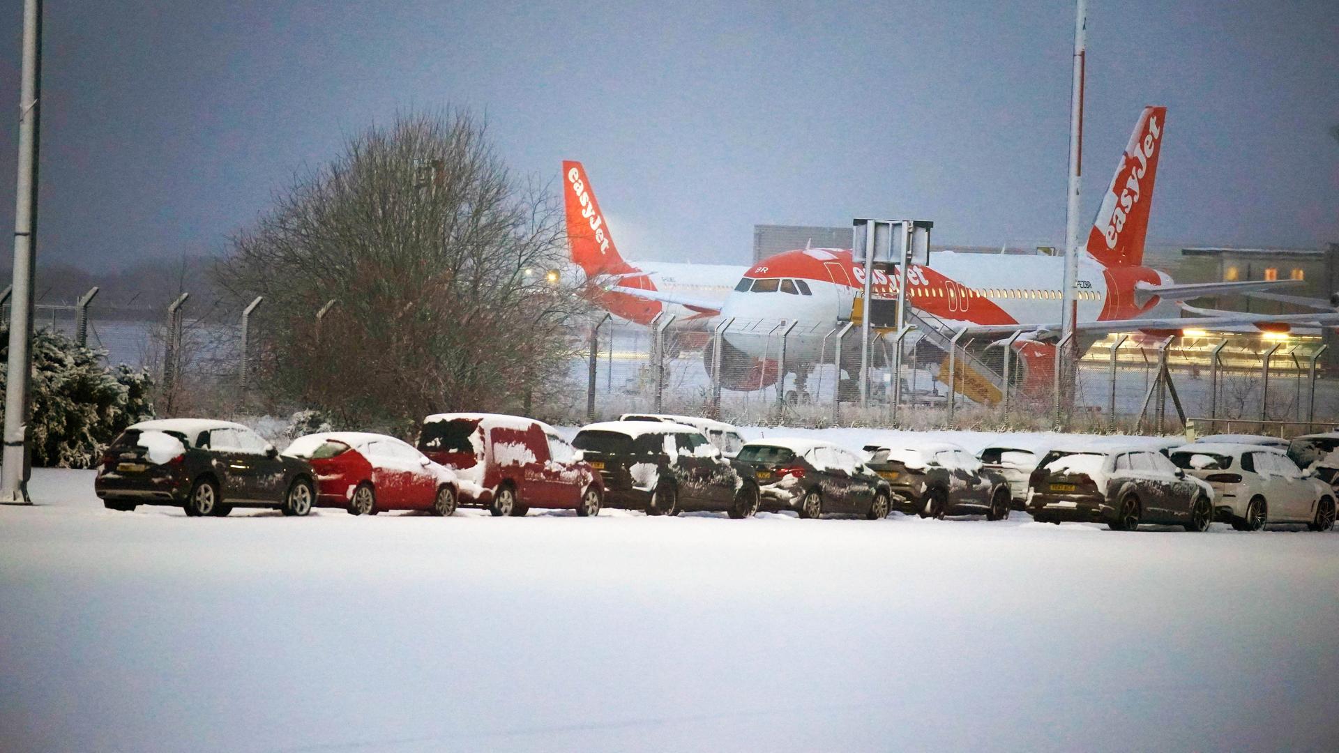 Flugzeuge stehen am Liverpooler John Lennon Flughafen. Winterwetter hat in Großbritannien zu Stromausfällen, Verkehrsunfällen und Flugstreichungen geführt. 