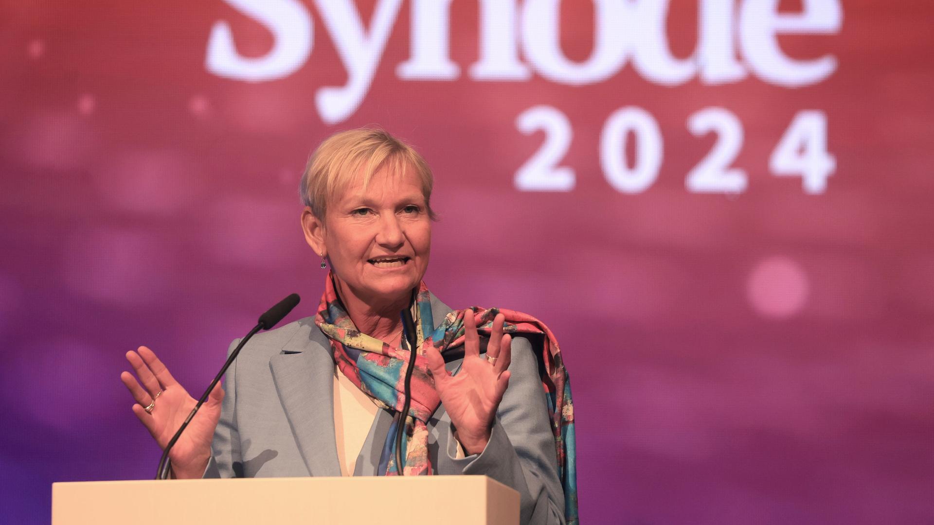Bayern, Würzburg: Kirsten Fehrs, Bischöfin und amtierende Ratsvorsitzende, spricht bei der Synode der Evangelischen Kirche in Deutschland (EKD). Bayern, Würzburg: Kirsten Fehrs, Bischöfin und amtierende Ratsvorsitzende, spricht bei der Synode der Evangelischen Kirche in Deutschland (EKD).