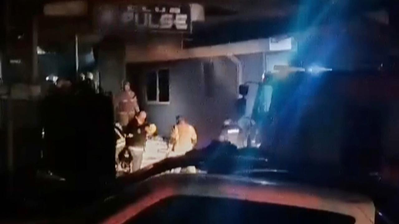 Rettungskräfte vor dem Nachtclub in Kocani in Nordmazedonien
