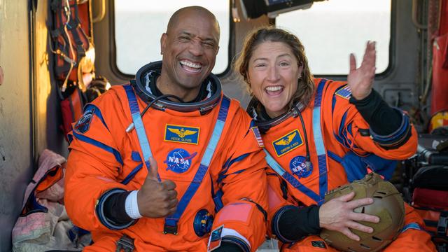 Die Astronauten Victor Glover und Christina lächeln in die Kamera.