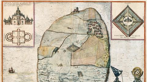 Eine zeitgenössische alte Karte zeigt die Insel Ven und die Lage und verscheidene Darstellungen des Observatoriums  Uraniborg, das der Astronom Tycho Brahe bauen ließ.