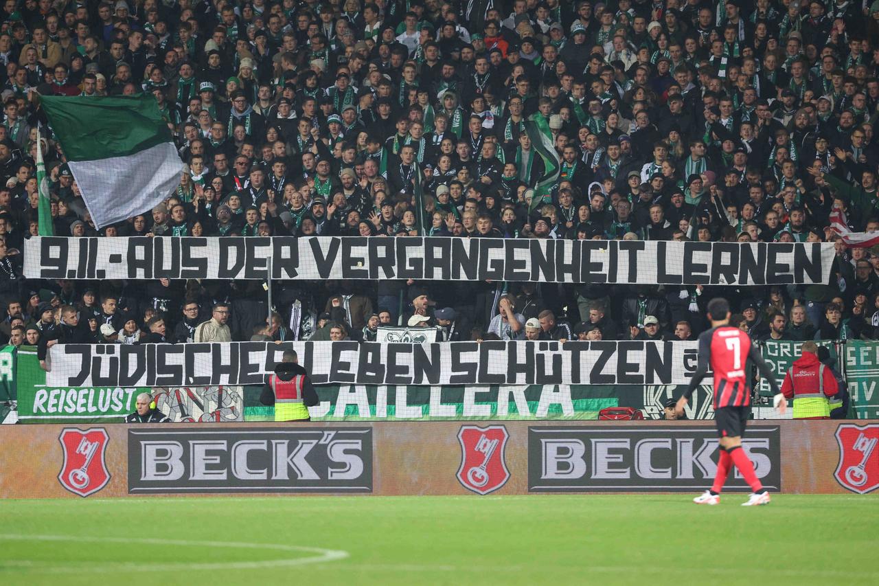 Transparent von Anhängern des SV Werder Bremen beim Fußballbundesligaspiel gegen Eintracht Frankfurt "Aus der Vergangenheit lernen - jüdisches leben schützen"