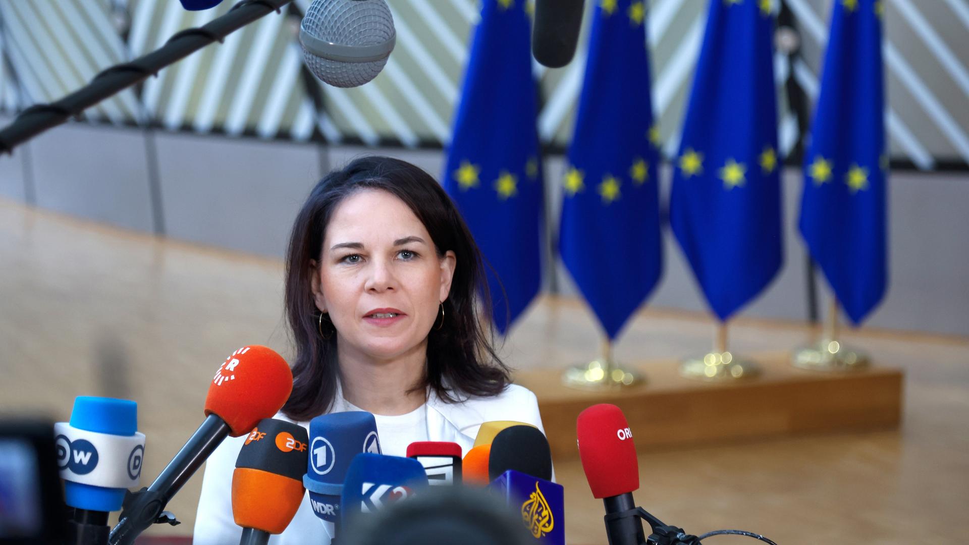 Brüssel: Annalena Baerbock (Bündnis90/Die Grünen), Außenministerin, spricht zu den Medien vor einem Treffen der EU-Außenminister im Gebäude des Europäischen Rates.