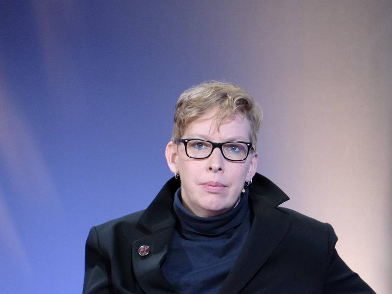 Die Schriftstellerin, Musikerin und Journalistin Manja Präkels sitzt auf dem blauem Sofa der Frankfurter Buchmesse.