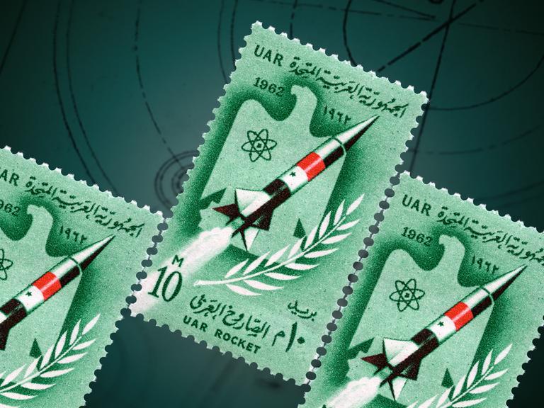 Briefmarken mit Raketen darauf vor grünem Grund