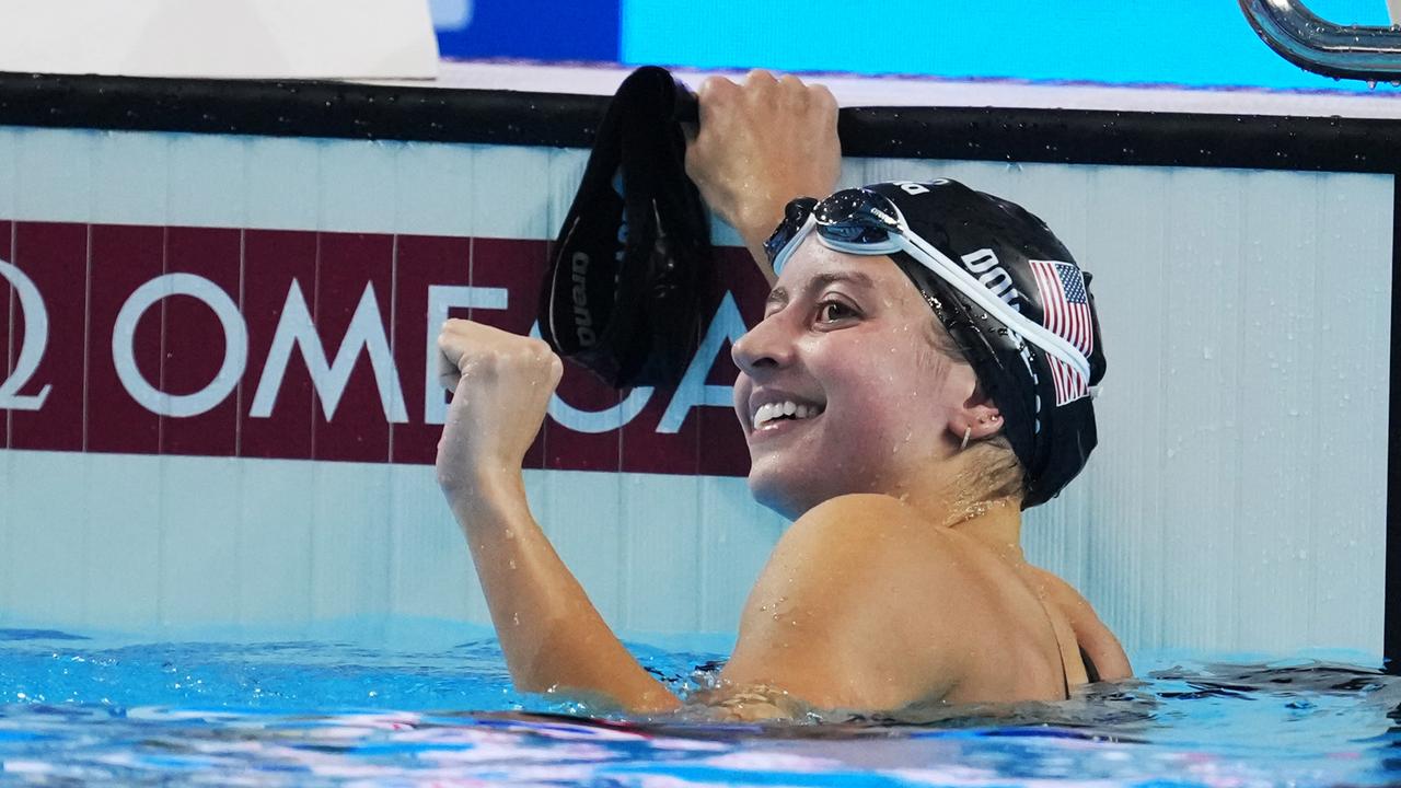 Die Schwimmerin Kate Douglas hält sich am Beckenrand fest und ballt mit der anderen Hand triumphierend die Faust.