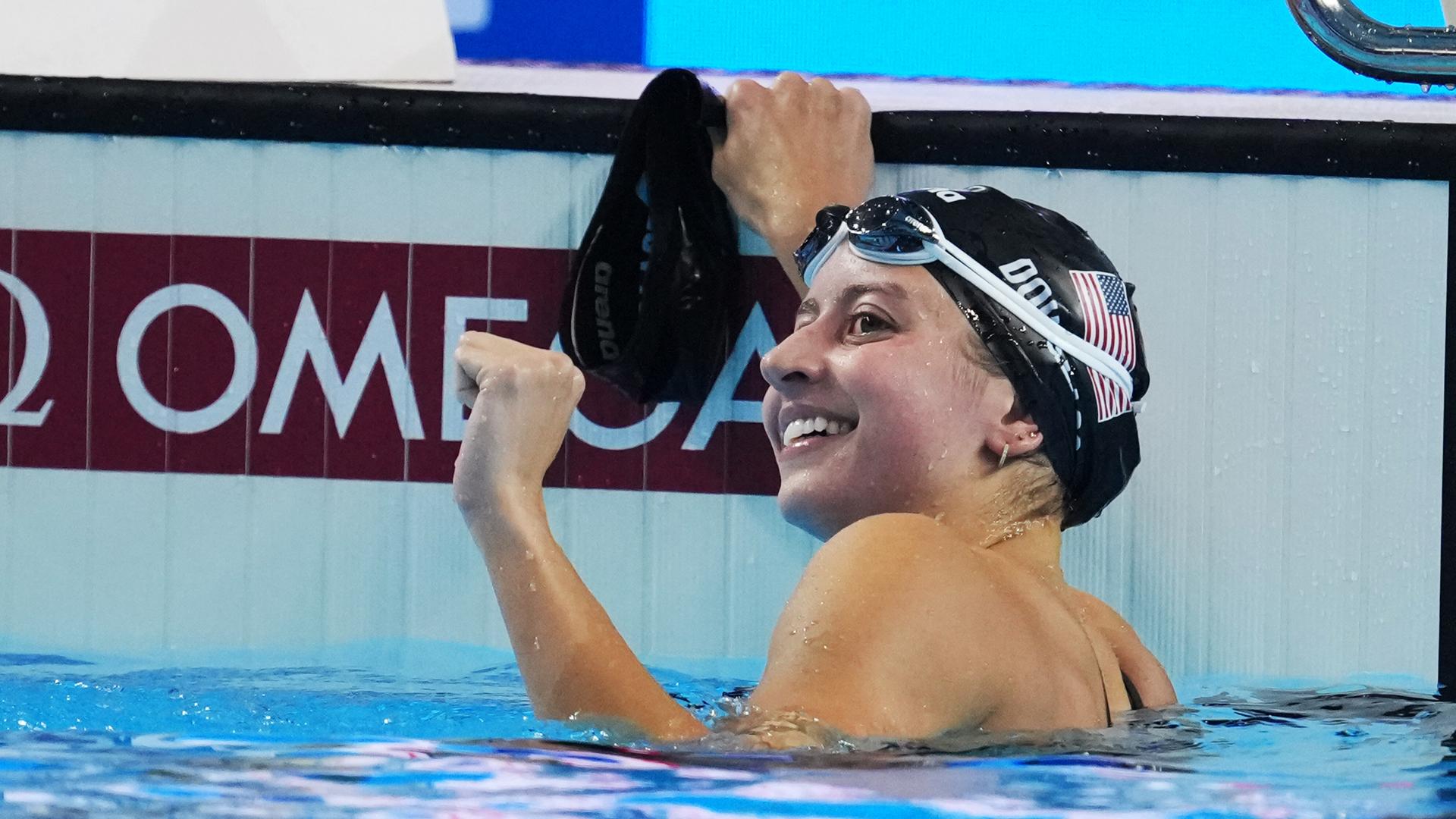 Die Schwimmerin Kate Douglas hält sich am Beckenrand fest und ballt mit der anderen Hand triumphierend die Faust. Die Schwimmerin Kate Douglas hält sich am Beckenrand fest und ballt mit der anderen Hand triumphierend die Faust.