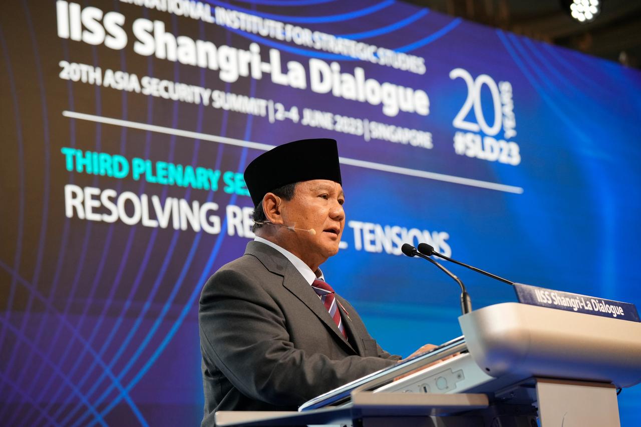 Der indonesische Verteidigungsminister Subianto steht am Renderpult, im Hintergrund auf einer Leinwand steht "International Institute for Strategic Studies (IISS) Shangri-La Dialogue".