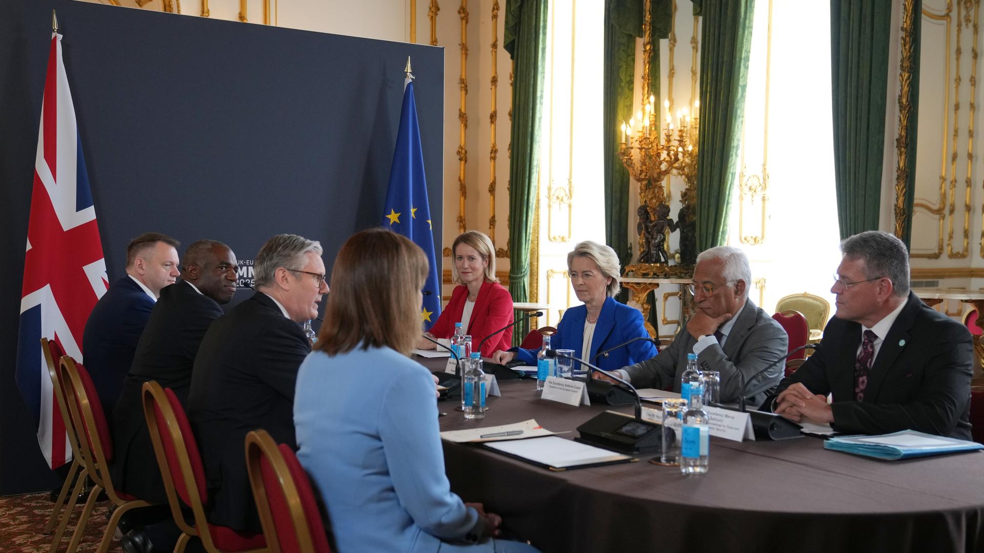 Nick Thomas-Symonds (l-r), David Lammy, Keir Starner, Rachel Reeves tagen mit der Hohen Vertreterin der EU Kaja Kallas, Ursula von der Leyen, Antonio Costa, Maros Sefcovic, auf dem EU-Großbitannien-Gipfel im Lancaster House in London. Nick Thomas-Symonds (l-r), David Lammy, Keir Starner, Rachel Reeves tagen mit der Hohen Vertreterin der EU Kaja Kallas, Ursula von der Leyen, Antonio Costa, Maros Sefcovic, auf dem EU-Großbitannien-Gipfel im Lancaster House in London.