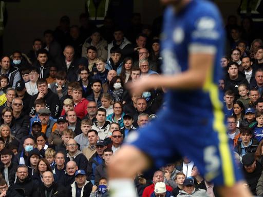 Fans vom FC Chelsea sitzen im Satdion während eines Spiels der Fußballmannschaft gegen Norwich City.