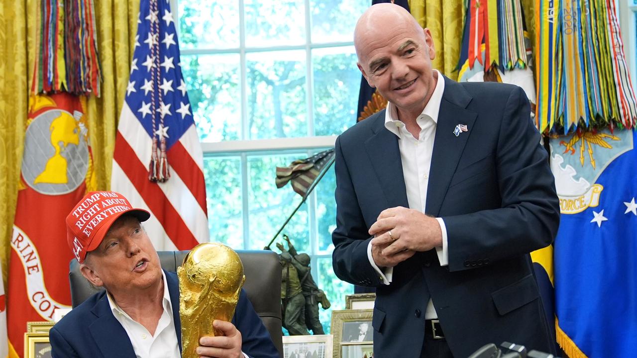 Präsident Donald Trump hält den goldenen FIFA World Cup Pokal während eines Treffen mit FIFA-Präsident Gianni Infantino im Oval Office des Weißen Hauses in Washington am 22.8.2025.
