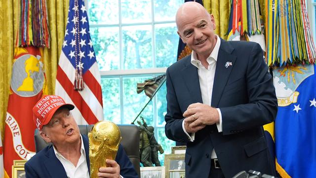 Präsident Donald Trump hält den goldenen FIFA WM-Pokal während eines Treffen mit FIFA-Präsident Gianni Infantino im Oval Office des Weißen Hauses in Washington am 22.8.2025.