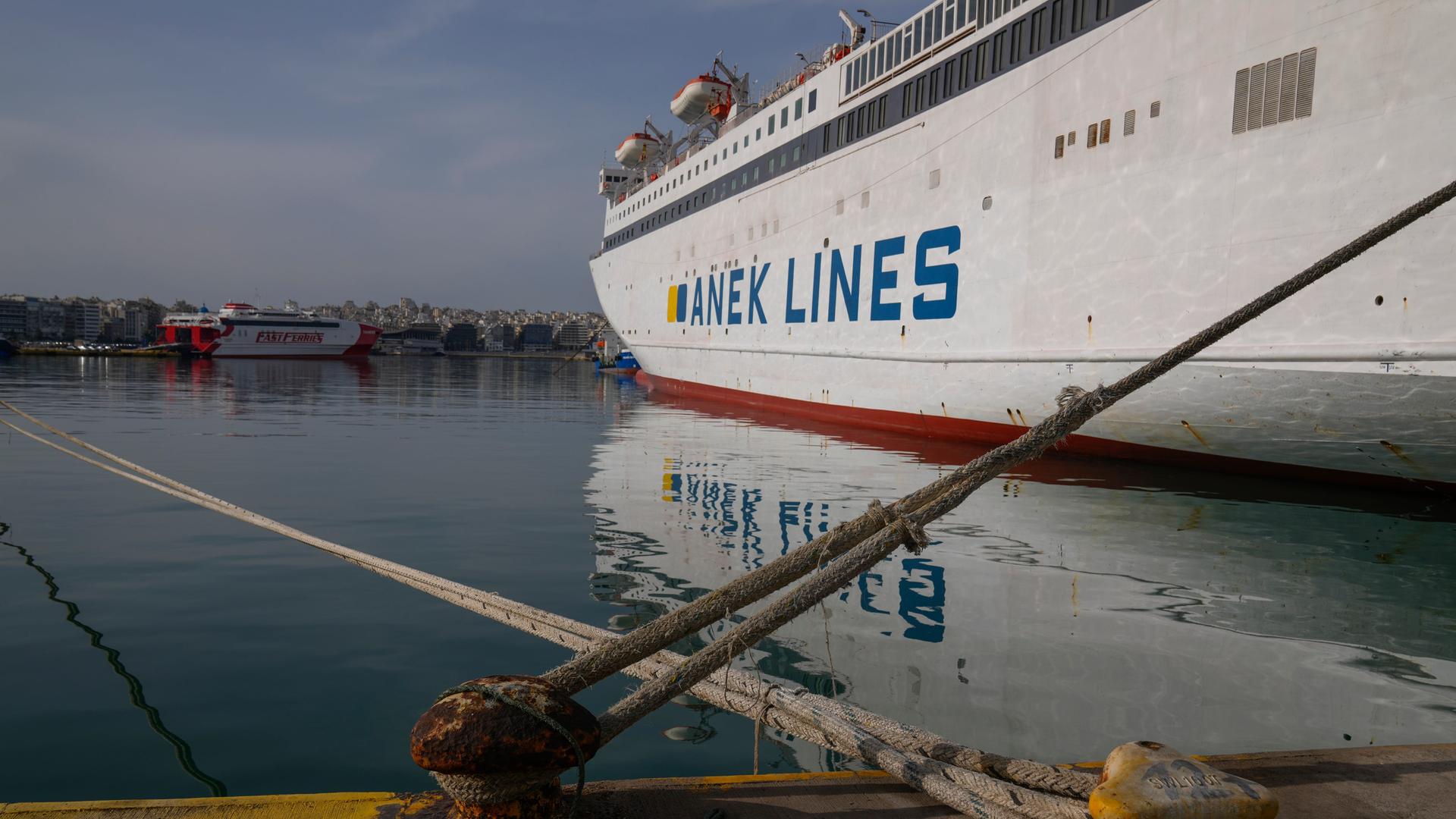 Eine angedockte Fähre im Hafen von Piräus, in der Nähe von Athen. Eine angedockte Fähre im Hafen von Piräus, in der Nähe von Athen.