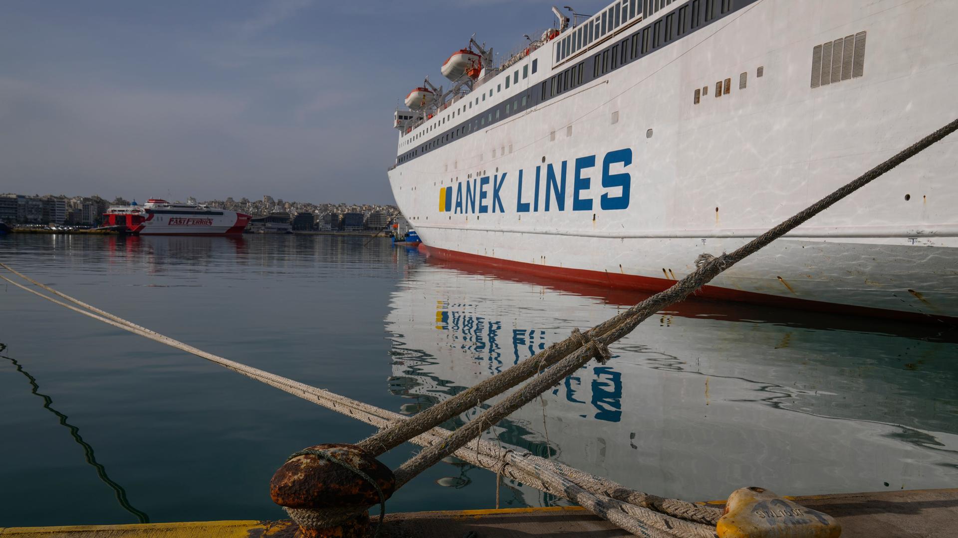 Eine angedockte Fähre im Hafen von Piräus, in der Nähe von Athen. 