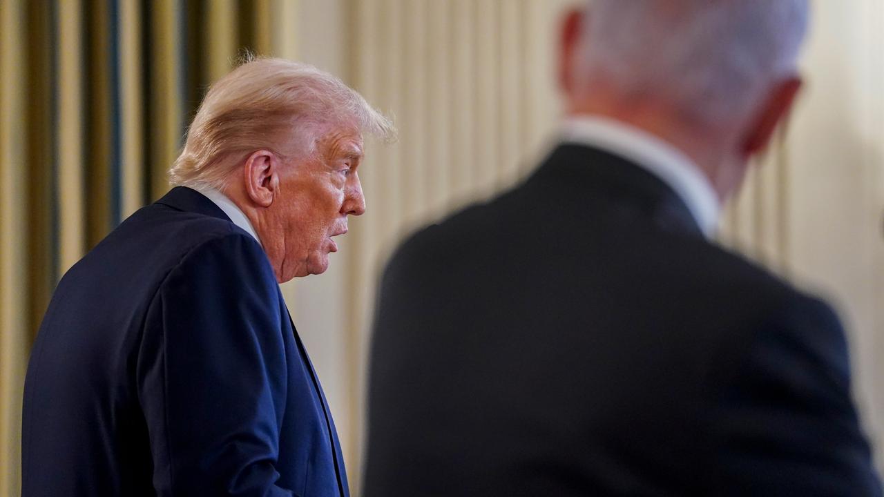 US-Präsident Donald Trump spricht im Weißen Haus. Neben ihm steht der israelische Ministerpräsident Benjamin Netanjahu. Es ist nur sein Rücken zu erkennen. US-Präsident Donald Trump spricht im Weißen Haus. Neben ihm steht der israelische Ministerpräsident Benjamin Netanjahu. Es ist nur sein Rücken zu erkennen.