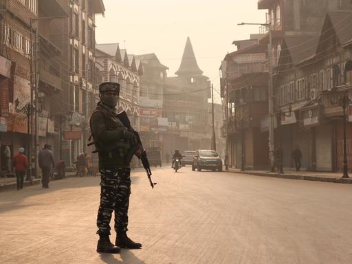 Indischer Soldat auf Patrouille in Srinagar, Kaschmir, nachdem zwei Zivilisten bei einer Militäroperation umgekommen sind.