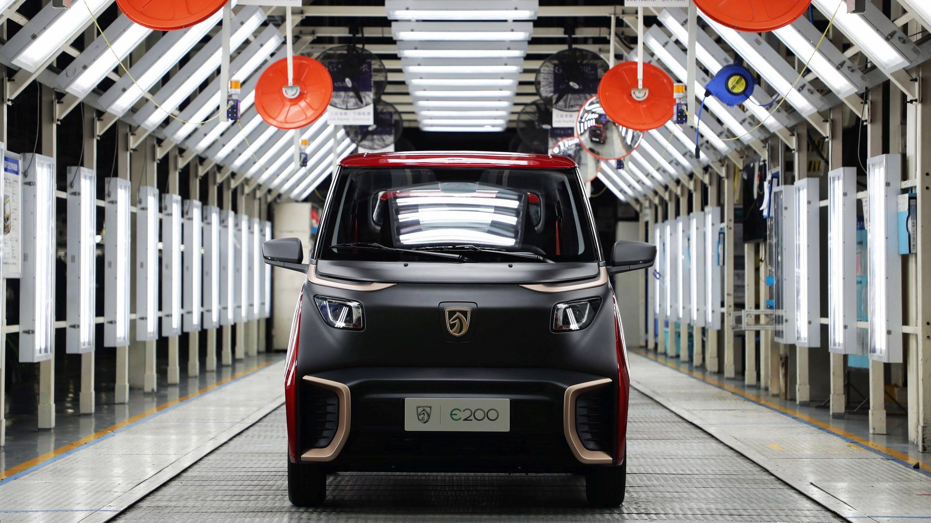 China, Qingdao: Ein Elektro-Fahrzeug steht in der Produktionshalle