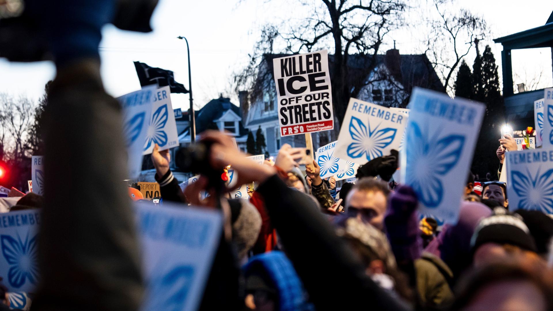 Minneapolis: Menschen nehmen an einem Protest und einer Mahnwache teil, nachdem ein Beamter der US-Einwanderungsbehörde ICE eine Frau erschossen hat. 