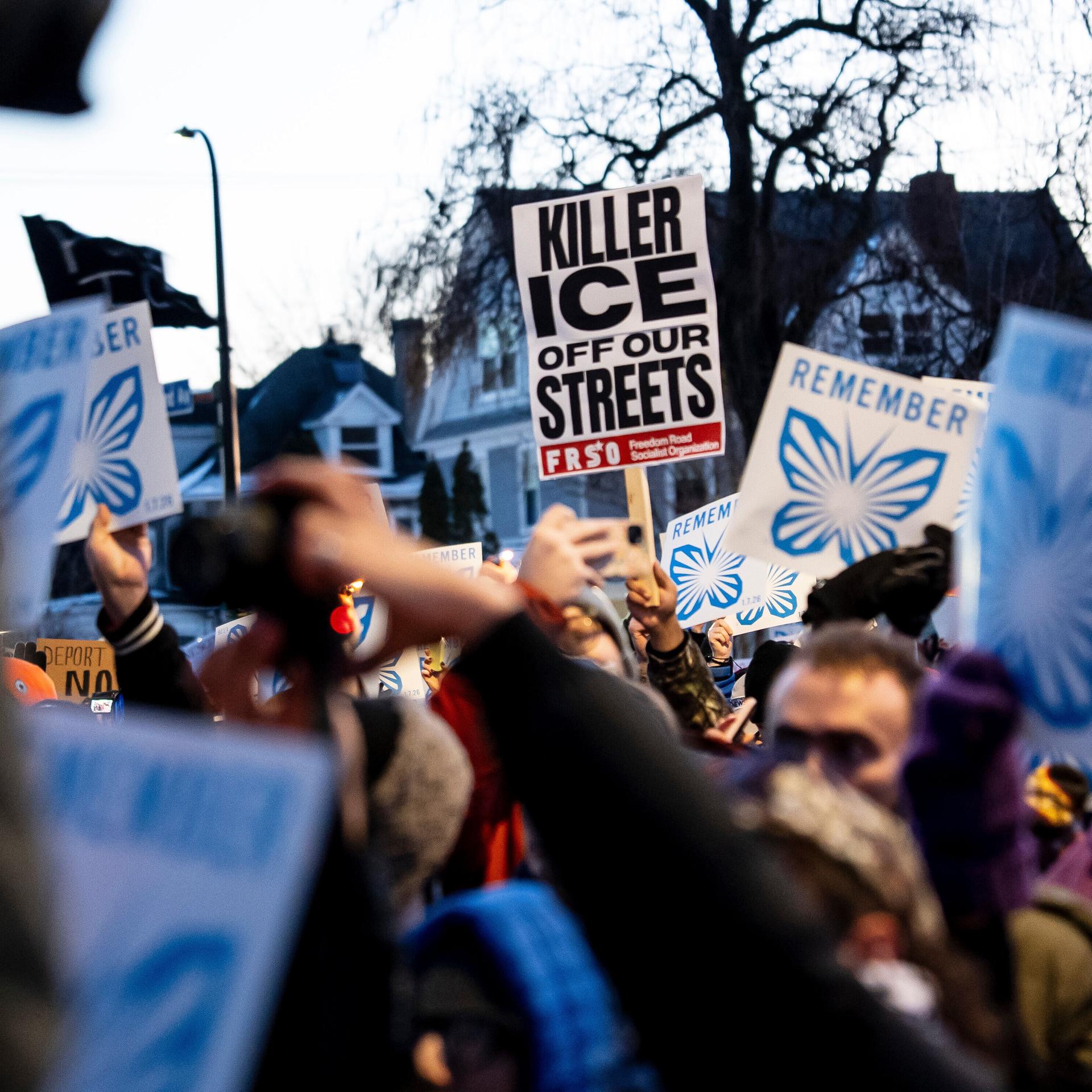 Minneapolis: Menschen nehmen an einem Protest und einer Mahnwache teil, nachdem ein Beamter der US-Einwanderungsbehörde ICE eine Frau erschossen hat. 