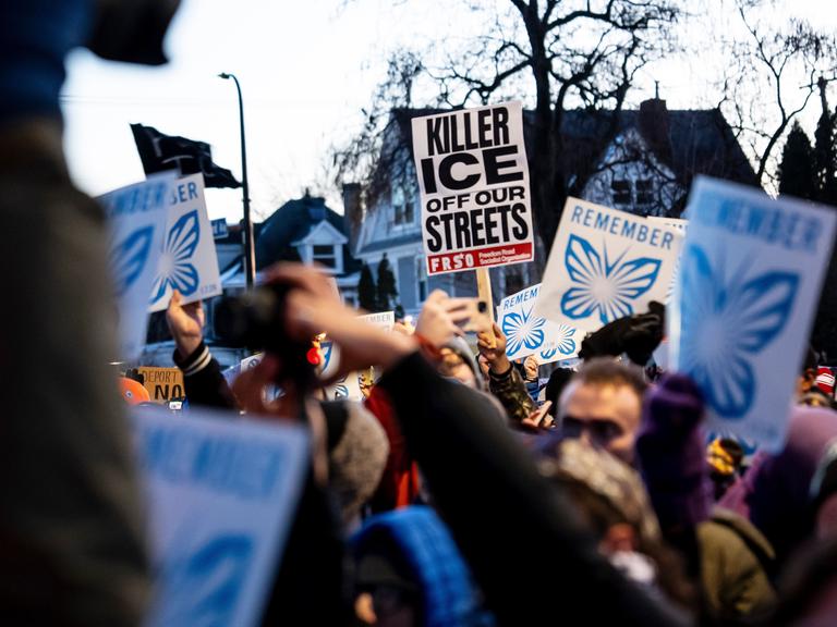 Minneapolis: Menschen nehmen an einem Protest und einer Mahnwache teil, nachdem ein Beamter der US-Einwanderungsbehörde ICE eine Frau erschossen hat. 