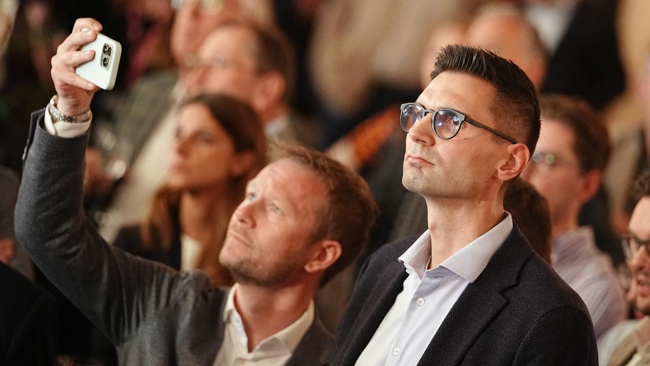 CDU-Politiker Sepp Müller ist ein Mann mittleren Alters, mit kurzen dunklen Haaren. Er steht bei einer Wahlveranstaltung zwischen lauter Menschen. 